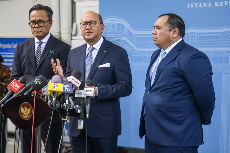 Image Credit Muhammad Adimaja/Antara - Danantara's chief executive officer Rosan Roeslani (center), the fund's chief operations officer Dony Oskaria (left) and its chief investment officer Pandu Sjahrir (right) speak to reporters at the State Palace in Jakarta on Feb. 24, 2025.