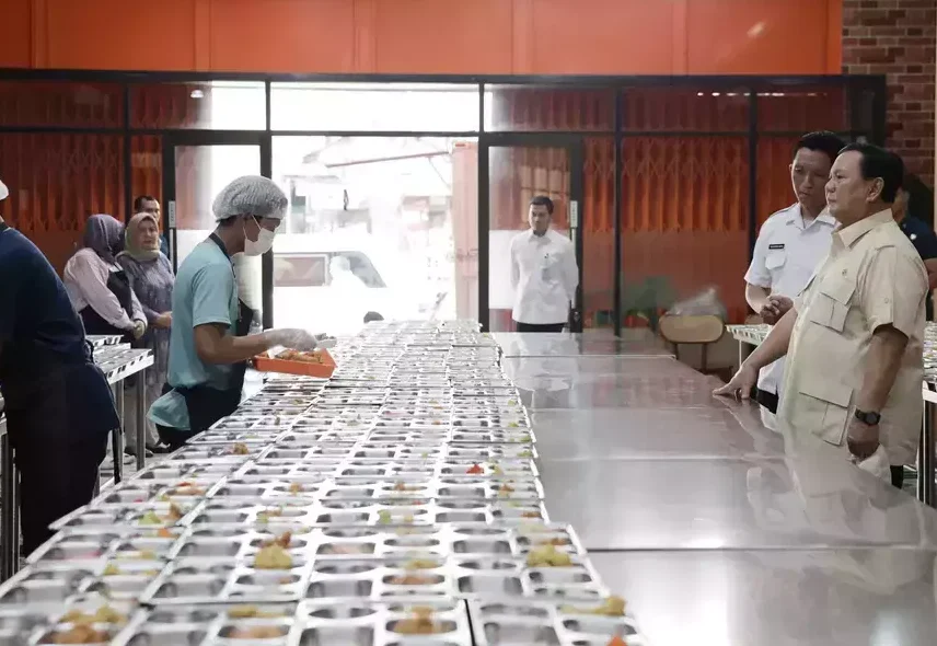 Image Credit Courtesy of Presidential Press Bureau - President Prabowo Subianto inspects a public kitchen in East Jakarta area on Feb. 3, 2025. The kitchen is in charge of making the lunchplates that will be distributed as part of Prabowo's free meal program.