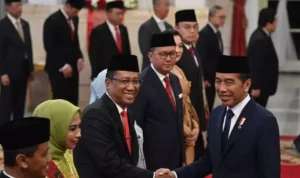 Image Credit Antara - President Joko Widodo (right) shakes hands with Minister of Law and Human Rights Supratman Andi Agtas (third left) after the inauguration at the State Palace, Jakarta, Monday, August 19, 2024.