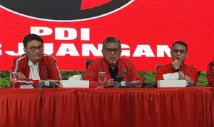 Image Credit Zhulfakar/Beritasatu - Secretary General of the PDI Perjuangan (PDIP) Hasto Kristiyanto (center) giving a statement during a press conference at the PDIP DPP office, Menteng, Central Jakarta on Thursday, November 28, 2024.