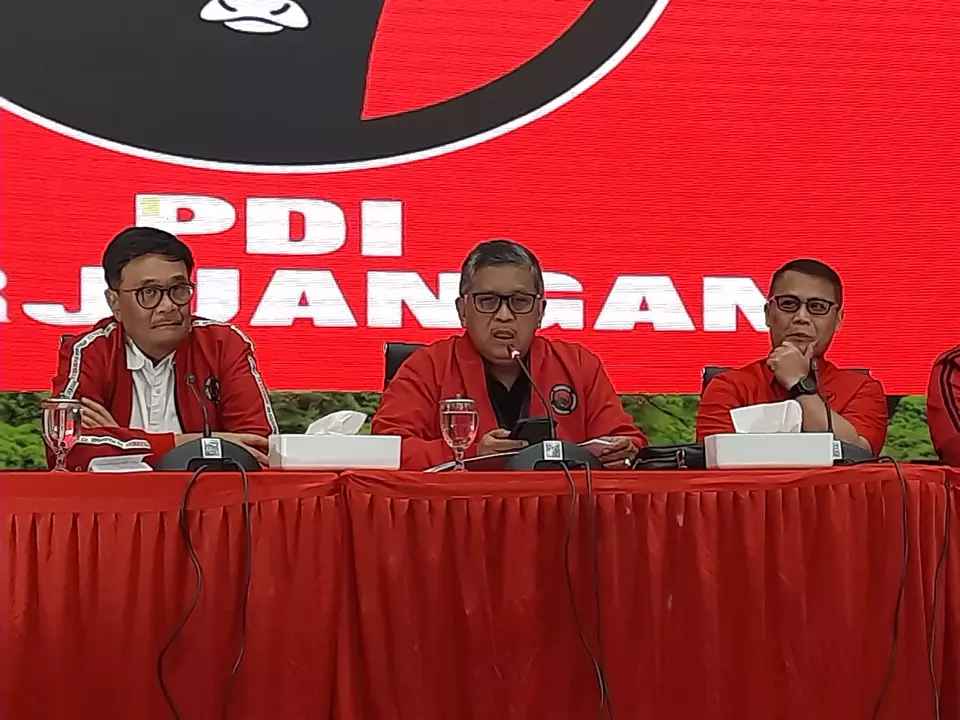 Image Credit Zhulfakar/Beritasatu - Secretary General of the PDI Perjuangan (PDIP) Hasto Kristiyanto (center) giving a statement during a press conference at the PDIP DPP office, Menteng, Central Jakarta on Thursday, November 28, 2024.