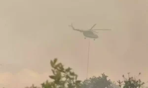 Image Credit Fuad Iqbal Abdullah/B-Universe - A helicopter belonging to the National Disaster Mitigation Agency (BNPB) conducts an aerial firefighting operation in the South Kalimantan town of Banjarbaru, Friday, Aug. 18, 2023.