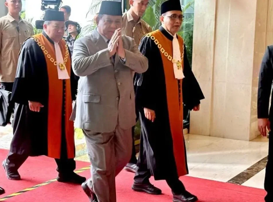 Image Credit Genta Tenri Mawangi/Antara - President Prabowo Subianto arrived at Balairung RI Supreme Court Building, Jakarta, Wednesday (2/19/2025) to attend the Special Session of the 2024 Supreme Court Annual Report. The arrival of President Prabowo in the Supreme Court was welcomed by Chief Justice RI Prof. Sunarto (two right).