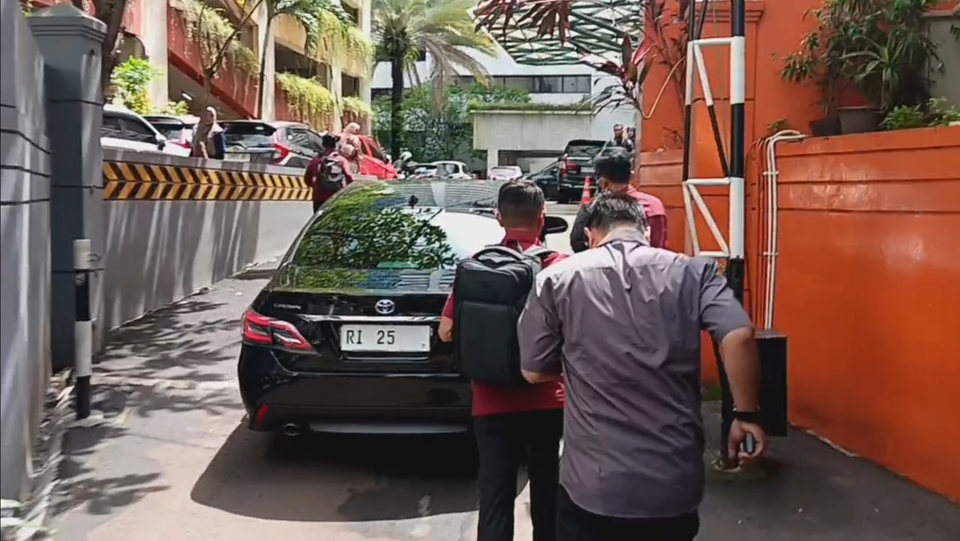 Image Credit Payat/Beritasatu - Mendiktisaintek official car Satryo Soemantri Brodjonegoro plated RI 25 when exiting the Kemendiktisaintek Office parking building, Jakarta, Wednesday (2/19/2025).