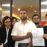 Rayen Pono, accompanied by his attorney, visited the Criminal Investigation Unit of the National Police Headquarters, Wednesday (23/4/2025) afternoon.
