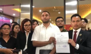 Rayen Pono, accompanied by his attorney, visited the Criminal Investigation Unit of the National Police Headquarters, Wednesday (23/4/2025) afternoon.