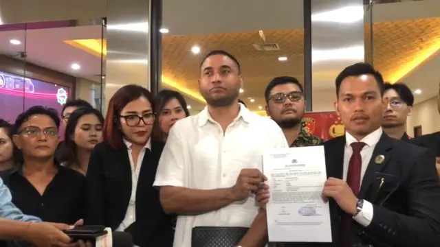 Rayen Pono, accompanied by his attorney, visited the Criminal Investigation Unit of the National Police Headquarters, Wednesday (23/4/2025) afternoon.