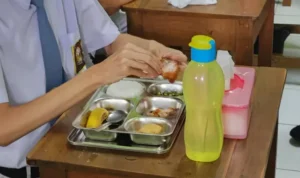 Coordinating Minister for Human Development and Culture (Menko PMK) Pratikno together with Acting (Pj) Governor of Jakarta Teguh Setyabudi reviewed the implementation of Free Nutritious Meals or MBG at Cahaya Jaya Special School (SLB), Kelapa Gading, North Jakarta, Monday (13/1/2024). (Liputan6/Winda Nelfira)