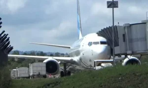 Image Credit Febry Andrean/Beritasatu - A Garuda Indonesia plane experienced a tire blowout when landing at Raja Haji Fisabilillah Airport (RHF) Tanjungpinang, Riau Islands, Wednesday (4/16/2025).