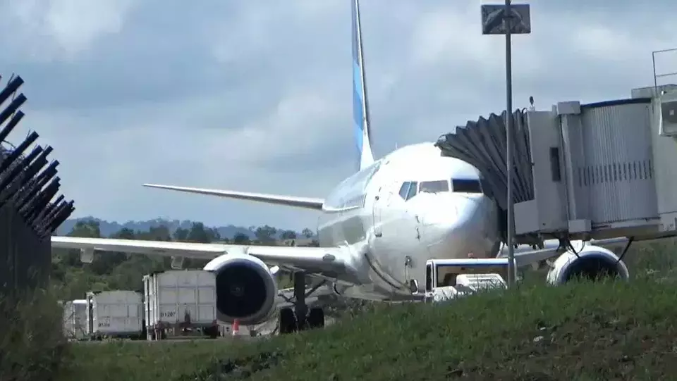 Image Credit Febry Andrean/Beritasatu - A Garuda Indonesia plane experienced a tire blowout when landing at Raja Haji Fisabilillah Airport (RHF) Tanjungpinang, Riau Islands, Wednesday (4/16/2025).