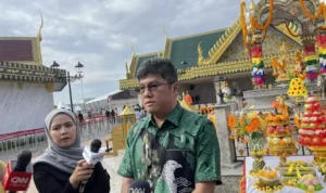 Soegiandi, chairman of the Si Min Fo Foundation, addresses reporters on Saturday, April 19, 2025, as 10,000 Buddhists welcome Bhante Thudong in Jakarta during his 2,500km pilgrimage to Borobudur ahead of the Vesak celebration. (Beritasatu/Anisa Fauziah)