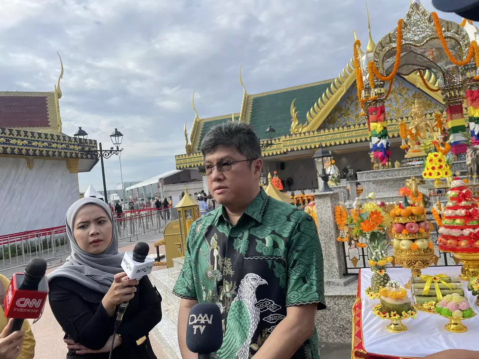 Soegiandi, chairman of the Si Min Fo Foundation, addresses reporters on Saturday, April 19, 2025, as 10,000 Buddhists welcome Bhante Thudong in Jakarta during his 2,500km pilgrimage to Borobudur ahead of the Vesak celebration. (Beritasatu/Anisa Fauziah)
