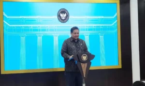 Coordinating Minister for Economic Affairs Airlangga Hartarto in a press conference at the Presidential Palace, Jakarta, Monday, April 28, 2025. (Beritasatu/Celvin Sipahutar)