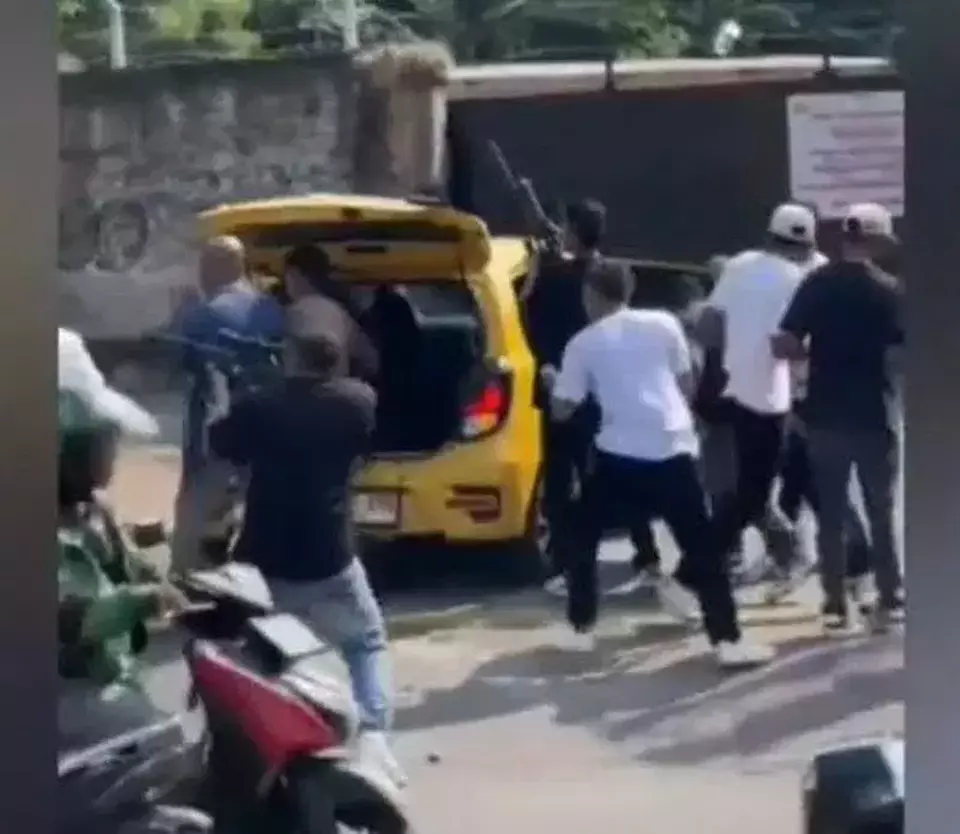 Clashes between two groups of armed youths in Kemang, South Jakarta, Wednesday (4/30/2025). (Special)
