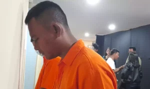 Heru Budiman, the suspect in the burning of a boy named MA (4) to death in Kresek Village, Rawa Burung Village, Kosambi District, Tangerang Regency, Banten on Sunday (27/4/2025). (Beritasatu/Ilham Oktafian)