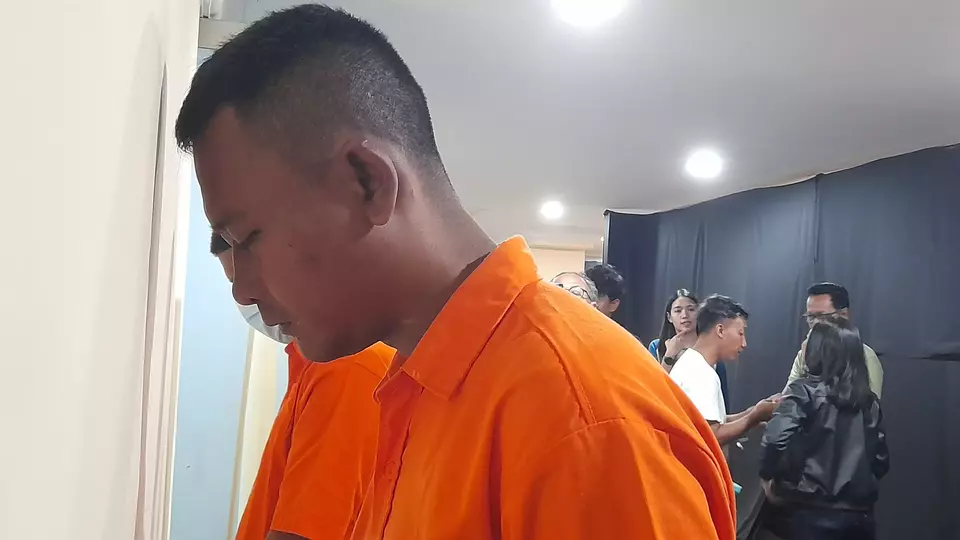 Heru Budiman, the suspect in the burning of a boy named MA (4) to death in Kresek Village, Rawa Burung Village, Kosambi District, Tangerang Regency, Banten on Sunday (27/4/2025). (Beritasatu/Ilham Oktafian)