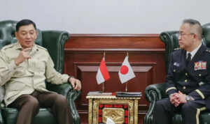 Defense Minister Sjafrie Sjamsoeddin (left) receives a visit from the Chief of Staff of the Japanese Self-Defense Forces General Yoshida Yoshihide at the Defense Ministry Office, Central Jakarta, Friday (4/25/2025). (Humas Media Menhan Sjafrie)