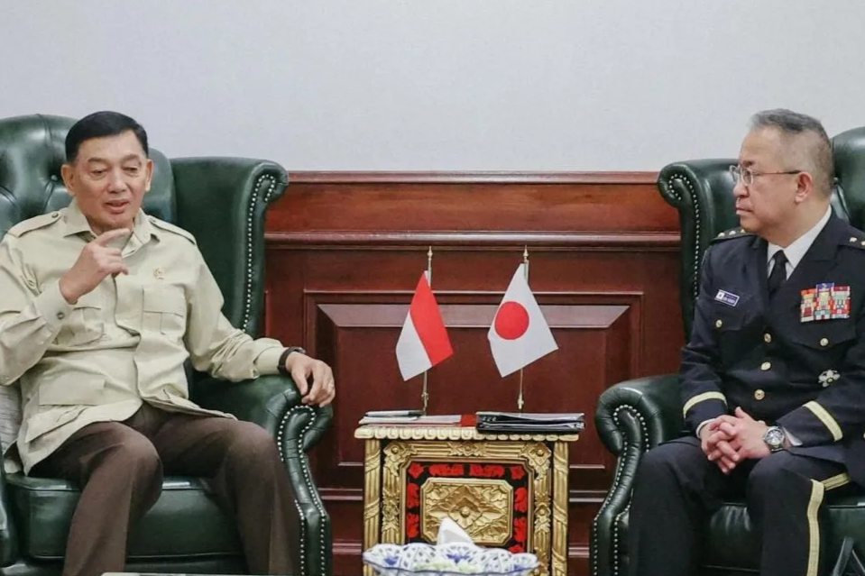 Defense Minister Sjafrie Sjamsoeddin (left) receives a visit from the Chief of Staff of the Japanese Self-Defense Forces General Yoshida Yoshihide at the Defense Ministry Office, Central Jakarta, Friday (4/25/2025). (Humas Media Menhan Sjafrie)