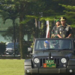 Deputy Chief of Staff of the Indonesian Army (Wakasad) Lieutenant General Tandyo Budi R leading the closing ceremony of the Indonesian Army Private Education (Dikmata) Wave I of the 2025 Fiscal Year at the Medan Artillery Education Center (Pusdikarmed), Cimahi, West Java, Friday (4/25/2025). (Doc. Indonesian Army Public Relations)