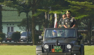Deputy Chief of Staff of the Indonesian Army (Wakasad) Lieutenant General Tandyo Budi R leading the closing ceremony of the Indonesian Army Private Education (Dikmata) Wave I of the 2025 Fiscal Year at the Medan Artillery Education Center (Pusdikarmed), Cimahi, West Java, Friday (4/25/2025). (Doc. Indonesian Army Public Relations)
