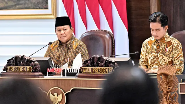 President Prabowo Subianto accompanied by Vice President Gibran Rakabuming Raka led the first meeting of the Red and White Cabinet at the Palace, Jakarta, Wednesday (10/23/2024). (Photo: Presidential Secretariat Press Bureau)