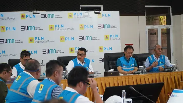 PLN President Director Darmawan Prasodjo (center) when leading a meeting on the restoration of Bali's electricity system at the Pesanggaran PLTDG on Saturday morning (3/5/2025). (PLN Doc)