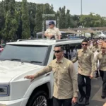 Prabowo then stood on his car. In the middle of the blazing sun, he greeted the workers. Occasionally throwing parcels in the form of t-shirts and hats towards the crowd. (Liputan6/Ady Anugrahadi).