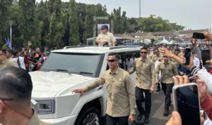 Prabowo then stood on his car. In the middle of the blazing sun, he greeted the workers. Occasionally throwing parcels in the form of t-shirts and hats towards the crowd. (Liputan6/Ady Anugrahadi).