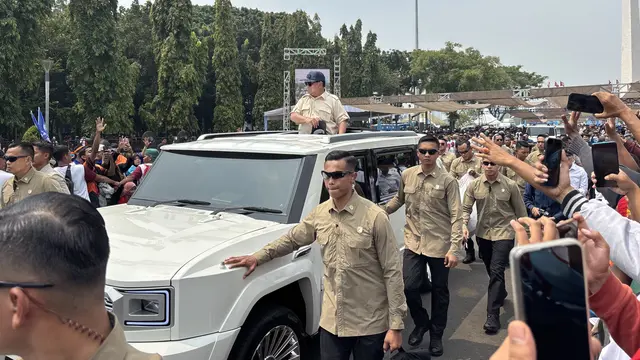 Prabowo then stood on his car. In the middle of the blazing sun, he greeted the workers. Occasionally throwing parcels in the form of t-shirts and hats towards the crowd. (Liputan6/Ady Anugrahadi).