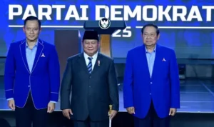 President Prabowo Subianto with Democratic Party General Chair Agus Harimurti Yudhoyono (AHY) and Party High Council Chair Susilo Bambang Yudhoyono (SBY) at the closing ceremony of the 6th Democratic Party Congress. (Photo: Muchlis Jr - Presidential Secretariat Press Bureau)