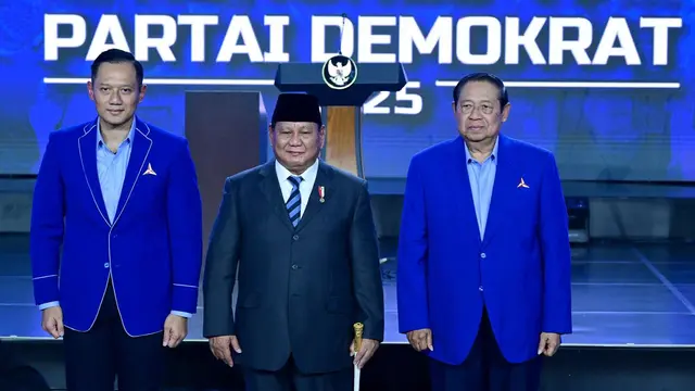 President Prabowo Subianto with Democratic Party General Chair Agus Harimurti Yudhoyono (AHY) and Party High Council Chair Susilo Bambang Yudhoyono (SBY) at the closing ceremony of the 6th Democratic Party Congress. (Photo: Muchlis Jr - Presidential Secretariat Press Bureau)