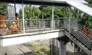 The appearance of the pedestrian bridge (JPO) on Jalan Raya Bekasi, Cakung, East Jakarta. (Doc. Screenshot of Account X @kotajaktim)