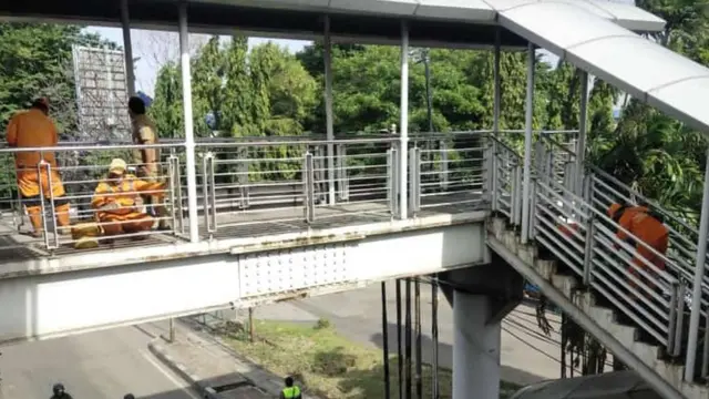 The appearance of the pedestrian bridge (JPO) on Jalan Raya Bekasi, Cakung, East Jakarta. (Doc. Screenshot of Account X @kotajaktim)