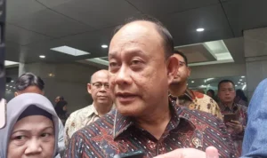Head of the National Nutrition Agency (BGN) Dadan Hindayana responded to criticism of MBG, at the Ministry of Public Works Office, Jakarta, Saturday (3/22/2025). (Arief/Liputan6)