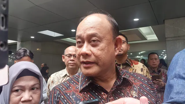 Head of the National Nutrition Agency (BGN) Dadan Hindayana responded to criticism of MBG, at the Ministry of Public Works Office, Jakarta, Saturday (3/22/2025). (Arief/Liputan6)