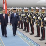 Chinese Prime Minister (PM) Li Qiang arrives at Halim Perdanakusuma Airport, Jakarta, Saturday (5/24/2025). (Liputan6/Nanda Perdana Putra)