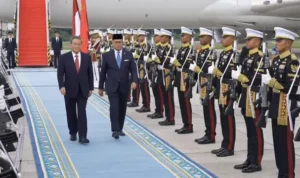 Chinese Prime Minister (PM) Li Qiang arrives at Halim Perdanakusuma Airport, Jakarta, Saturday (5/24/2025). (Liputan6/Nanda Perdana Putra)