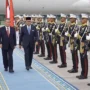 Chinese Prime Minister (PM) Li Qiang arrives at Halim Perdanakusuma Airport, Jakarta, Saturday (5/24/2025). (Liputan6/Nanda Perdana Putra)