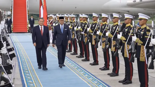 Chinese Prime Minister (PM) Li Qiang arrives at Halim Perdanakusuma Airport, Jakarta, Saturday (5/24/2025). (Liputan6/Nanda Perdana Putra)
