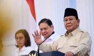 President Prabowo Subianto gathered a number of Ministers of the Red and White Cabinet as well as the Governor of Bank Indonesia, Chairman of OJK, Head of LPS, Head of BPS, and President Director of Himbara at the State Palace, on Friday (21/3/2025). (Coordinating Ministry for Economic Affairs Document)