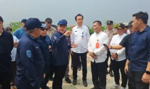 Minister of Environment, Hanif Faisol Nurofiq when reviewing the Jatiwaringin TPA, in Tangerang Regency, Friday (16/5/2025). (Liputan6/Pramita Tristiawati)