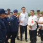 Minister of Environment, Hanif Faisol Nurofiq when reviewing the Jatiwaringin TPA, in Tangerang Regency, Friday (16/5/2025). (Liputan6/Pramita Tristiawati)