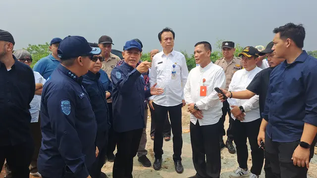 Minister of Environment, Hanif Faisol Nurofiq when reviewing the Jatiwaringin TPA, in Tangerang Regency, Friday (16/5/2025). (Liputan6/Pramita Tristiawati)