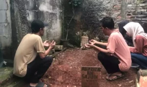 The grave of Soleh Darmawan, a Bekasi resident who is suspected of being a victim of human trafficking (TPPO) in Cambodia. (Beritasatu/Rino Fajar Setiawan)