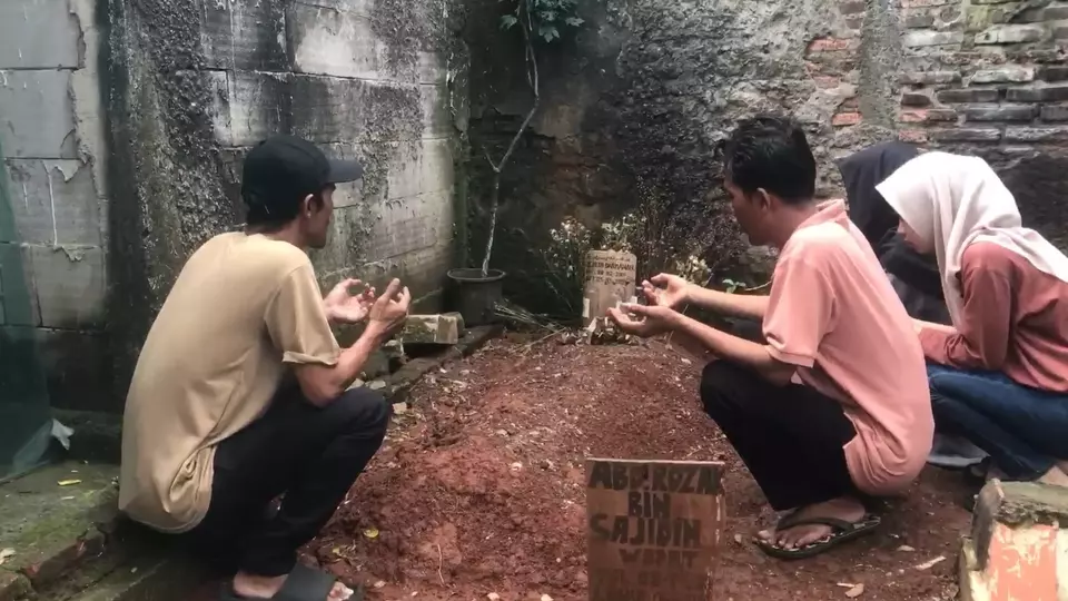 The grave of Soleh Darmawan, a Bekasi resident who is suspected of being a victim of human trafficking (TPPO) in Cambodia. (Beritasatu/Rino Fajar Setiawan)