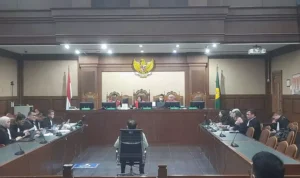 The Corruption Court Judge asked Zarof Ricar to prove that the money of almost Rp 1 trillion and 51 kilograms (kg) of gold from the mining business were not the result of corruption while serving at the Supreme Court. (Beritasatu/Basudiwa Supraja Sangga B)