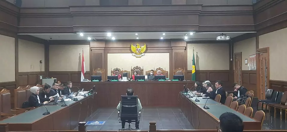 The Corruption Court Judge asked Zarof Ricar to prove that the money of almost Rp 1 trillion and 51 kilograms (kg) of gold from the mining business were not the result of corruption while serving at the Supreme Court. (Beritasatu/Basudiwa Supraja Sangga B)