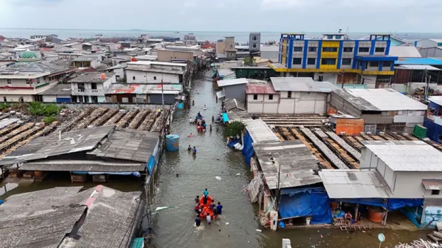 Tidal Floods Hit Jakarta Again: 46 Neighborhoods Submerged Amid Heavy Rains and High Tides