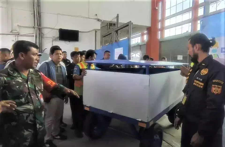 Image Credit Effendi Rusli/B-Universe - Indonesian officials receive the coffin carrying the body of migrant worker Basri at Sultan Syarif Kasim Airport in Pekanbaru, Riau province, Wednesday, Jan. 29, 2025. Basri died after being shot by a Malaysian maritime patrol on Jan. 24, 2025.