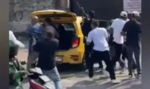 Clashes between two groups of armed youths in Kemang, South Jakarta, Wednesday (4/30/2025). (Special)